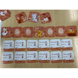 Une poule sur un mur